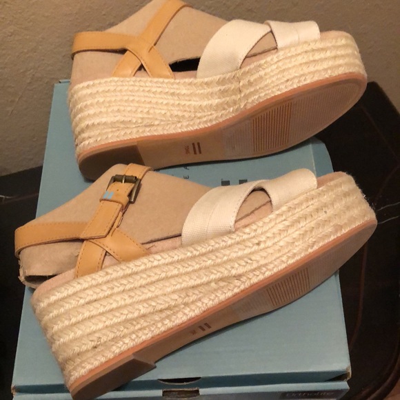 Tom’s shoes - Picture 2 of 4